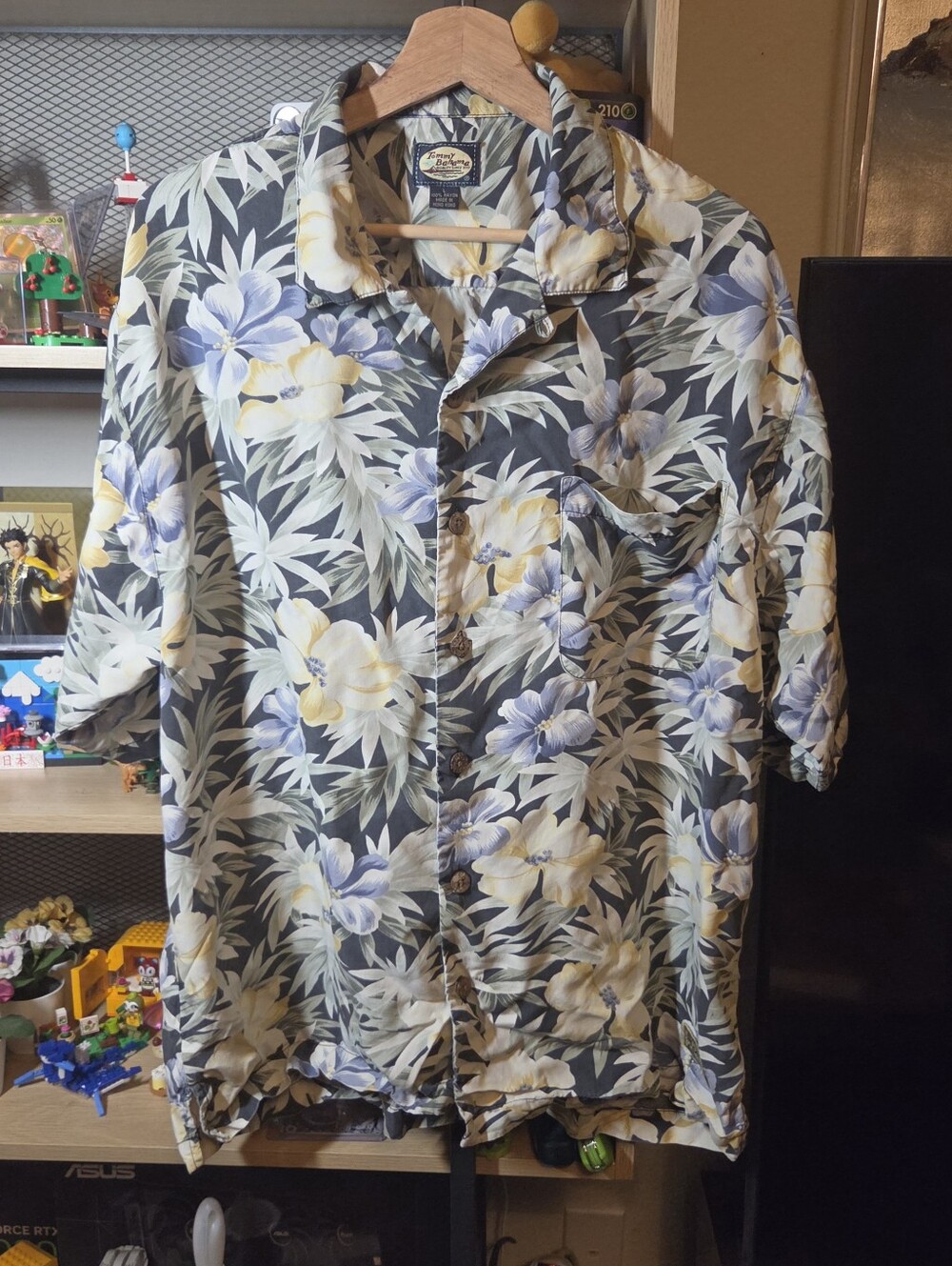 Vintage Tommy Bahama Shirt Mens L 100% Rayon Made in Hong Kong Floral Hawaiian
